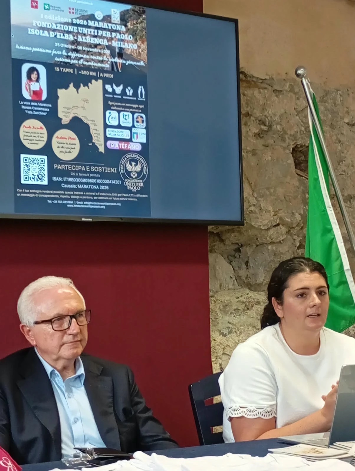La locandina della maratona Isola d'Elba - Albenga - Milano proiettata durante la presentazione