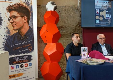 Il roll-up con il ritratto di Paolo e il tavolo dei relatori alla presentazione della maratona a Portoferraio
